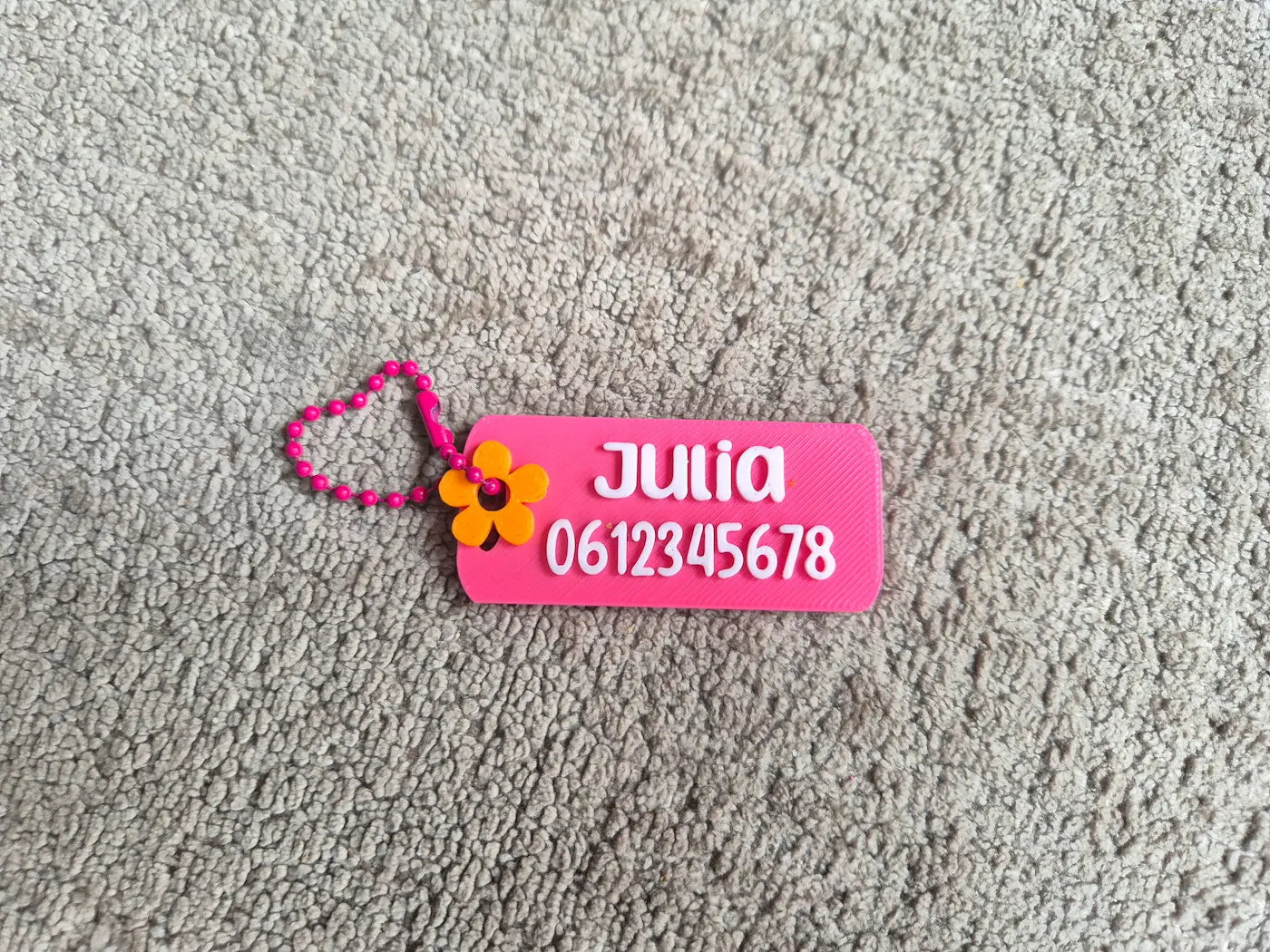 sos sleutelhanger roze met naam en nummer in wit en bloemhanger