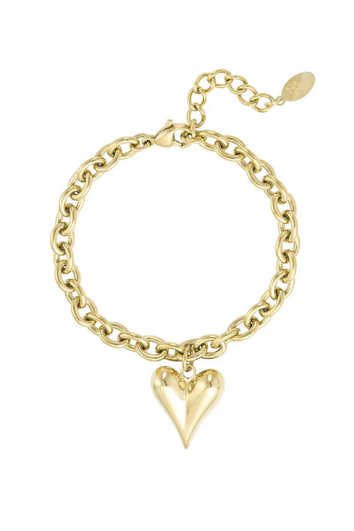 Dichtbij-foto van de stainless steel "Love Rules" armband met hartontwerp, glanzend en elegant, perfect voor elke gelegenheid.