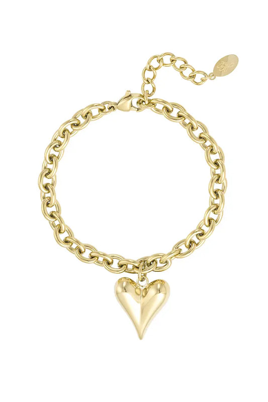 Dichtbij-foto van de stainless steel "Love Rules" armband met hartontwerp, glanzend en elegant, perfect voor elke gelegenheid.