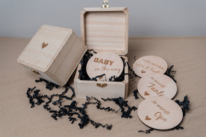 een kistje voor een zwangerschapsaankondiging met daarom heen liggend alle cirkels die je kan kiezen. Zoals je wordt opa/oma of oom/tante.