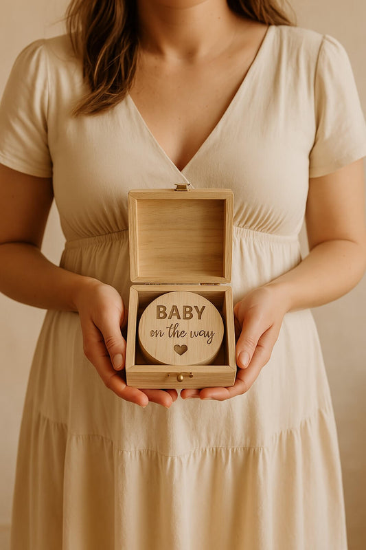 Zwangerschapsaankondiging baby on the way in houten kistje