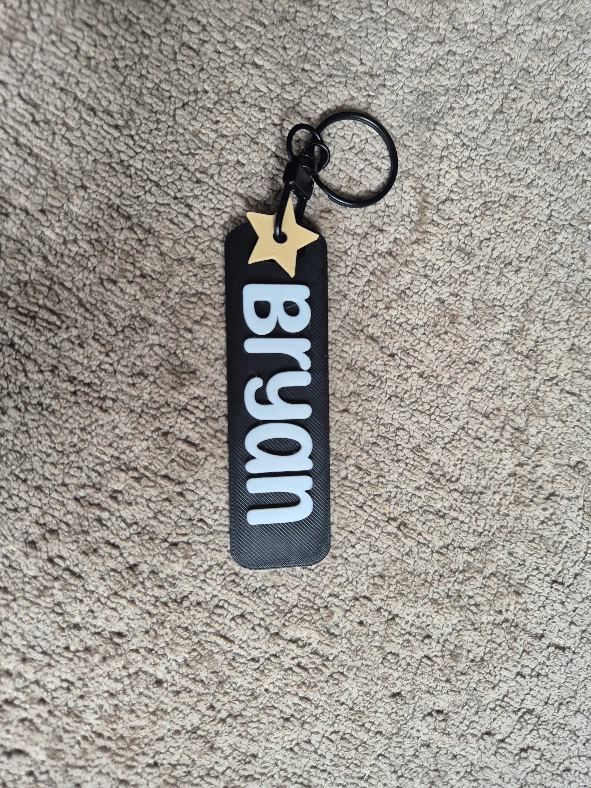 zwarte gepersonaliseerde sleutelhanger met naam Bryan en een sterhangertje
